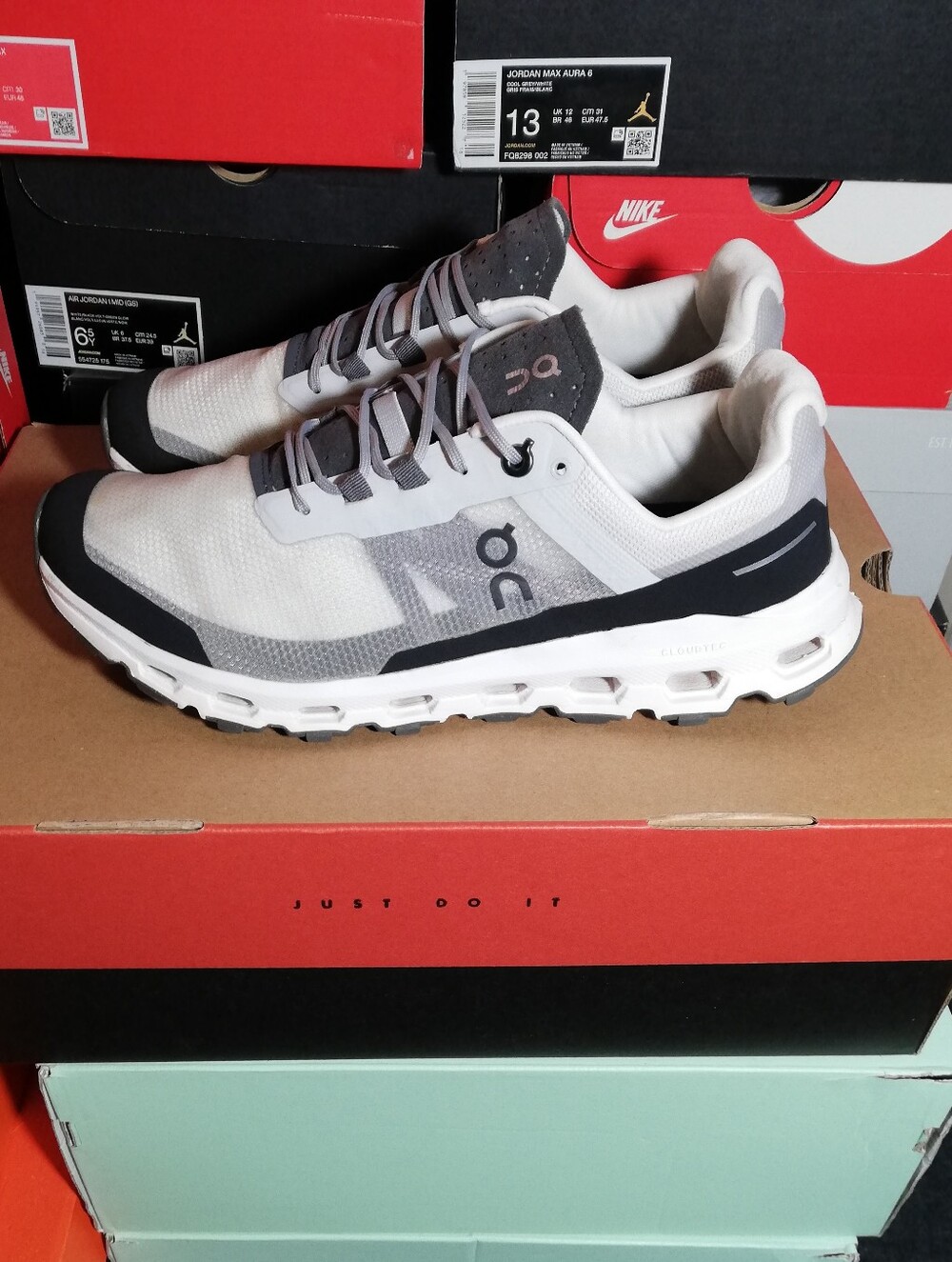 ON CLOUD VISTA MEN US SZ 8.5 GOOD COND